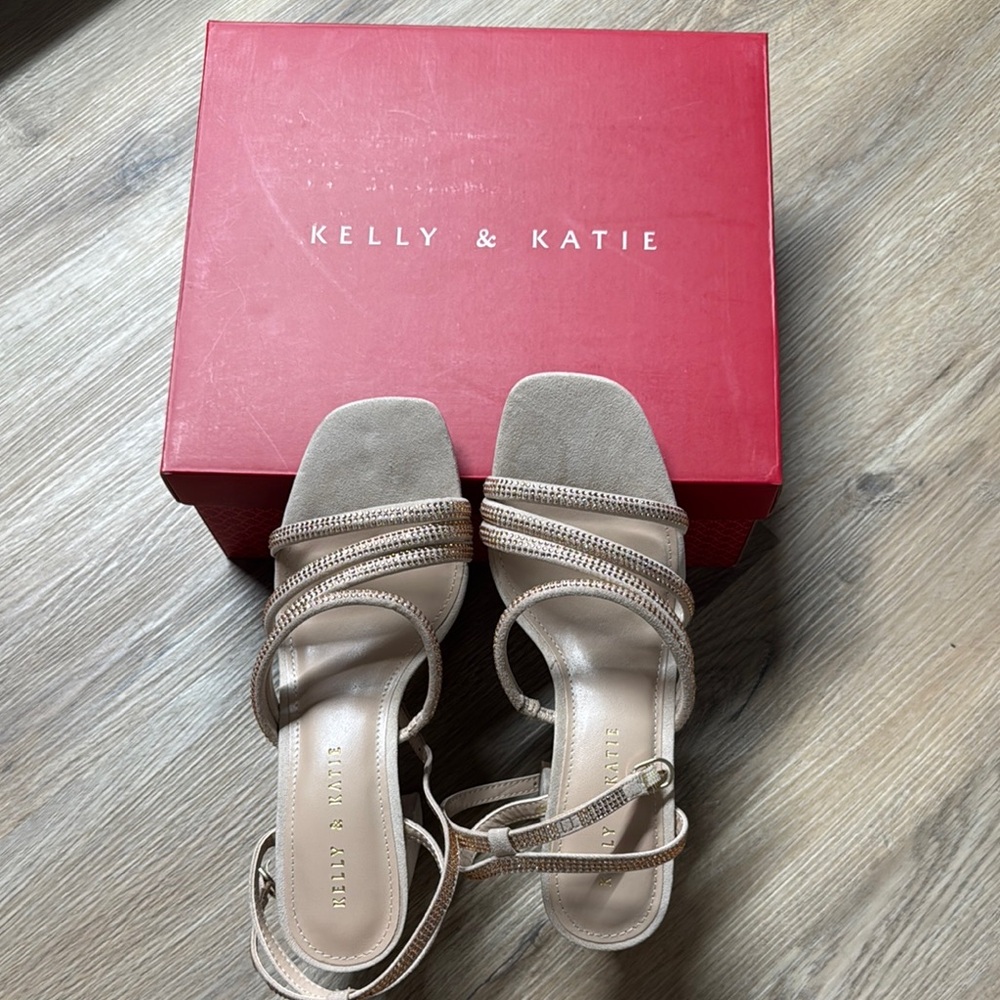 Women's Sandals - Picture 2 of 4